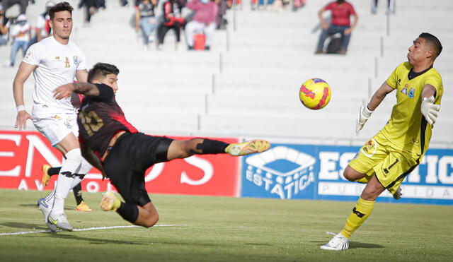 En primera. Ibérico calculó el recorrido de la pelota y la empalmó para fusilar al portero. Foto: Rodrigo Talavera/ La República