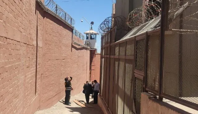 Inseguro. Usaron soga para descender de muro hacia la calle. Foto: La República