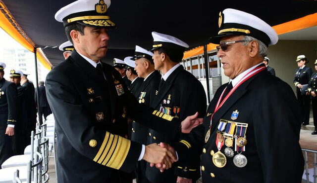 Comandante general de la Marina, almirante Alberto Alcalá, a la izquierda, con excombatientes. Foto: difusión