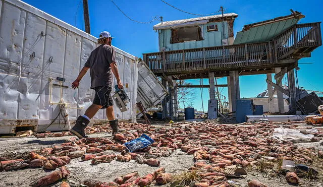 Los residentes de Fort Myers Beach limpian los escombros del huracán Ian el 30 de septiembre de 2022. Foto: AFP
