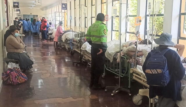 Congestión. Cuarenta heridos llegaron hasta el hospital regional en busca de atención médica. Están hacinados en pasadizos. Foto: La República