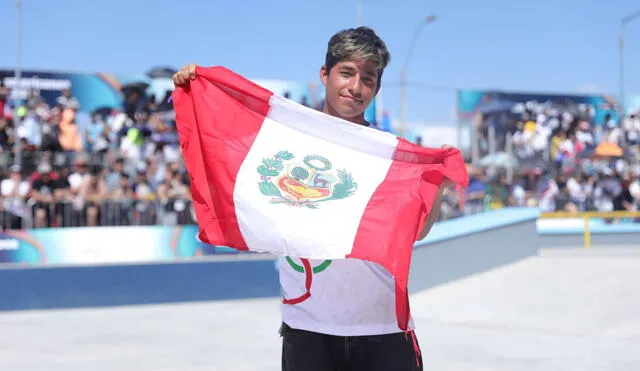 Deyvid Tuesta ganó la primera medalla de oro para Perú en skateboarding, modalidad street. Foto: Andina