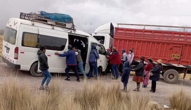 Combi y camión chocan en Paruro. Foto: PNP