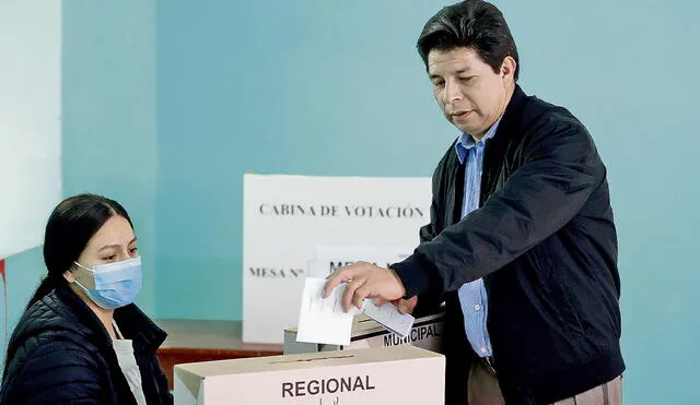 Mensaje. El presidente Pedro Castillo votó en Tacabamba, región Cajamarca. Desde ahí exhortó a los candidatos a que respeten los resultados electorales. Foto: Jhonel Rodríguez/ La República