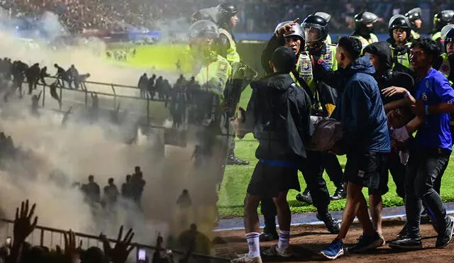 Lo ocurrido en Indonesia es una de las peores tragedias en la historia del fútbol. Foto: composición LR/Twitter/AFP