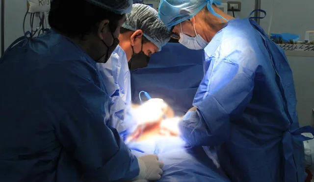 Especialistas del nosocomio Alberto Sabogal realizaron la compleja operación para retirar las células malignas. Foto: EsSalud