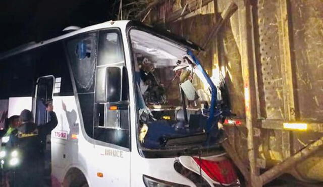 Empotrado en una carreta del tráiler quedó el bus que venía de Cascas. Foto: SAMU