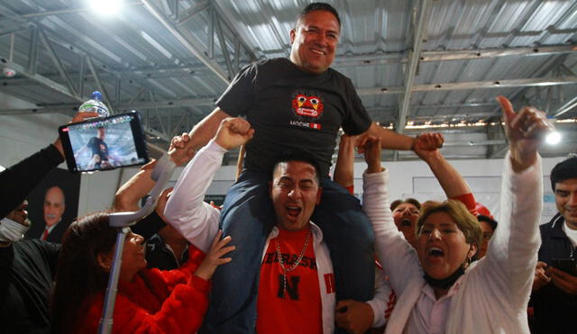 Fernández fue cargado en hombros tras el flash electoral. Foto: La República