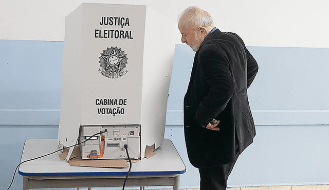 Desilusionado. Lula fotografiado luego de emitir su voto. Busca el "bloque democrático" Foto: EFE