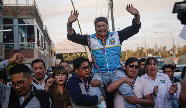Celebración. A Rivera le volvió la vida tras conocer los resultados de la ONPE. Foto: Rodrigo Talavera/La República