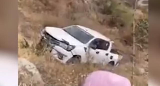 Chofer de camioneta intentó subir su auto. Foto: capturad video Facebook