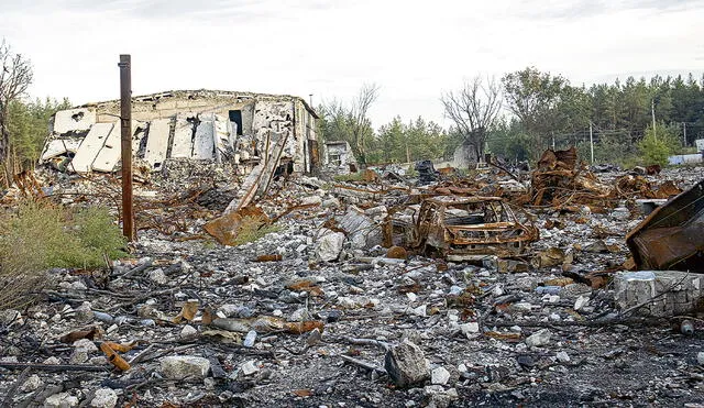 Zona de guerra. Los escombros de un centro comercial se confunden con los restos de automóviles y vehículos militares destruidos en los últimos días tras la contraofensiva ucraniana. Foto: Carlo Bravo Ruíz