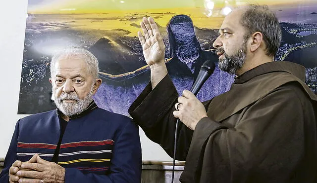 A Dios rogando. Lula recibe la bendición de un fraile para demostrar que no es el demonio. Foto: EFE