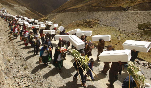 Familiares de víctimas de masacre de Putis entierran a sus muertos tras su hallazgo en fosas comunes. Foto: Andina
