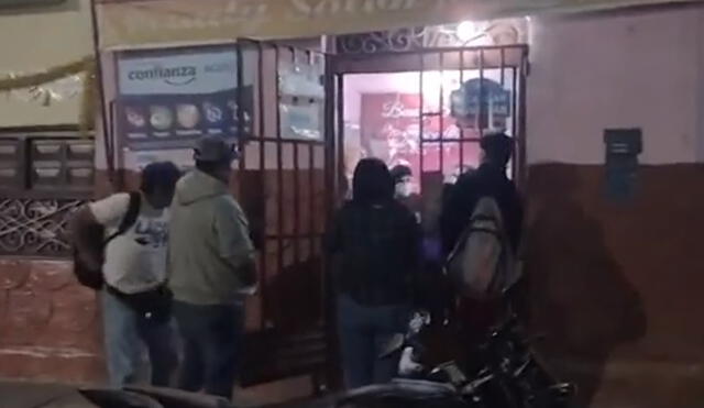 El establecimiento donde se efectuó el robo se ubica al frente del parque principal de Olmos. Foto: captura de video/Olmos Ya