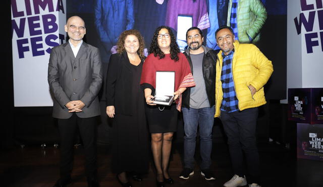 Emilio Muro, Marianella Hernández, Gisela Becerra, Roberto Verano, Edwin Yalta- Ganadores de categoría serie web: Tu vida en FM (Perú). Foto: Difusión.
