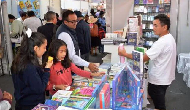 La directora de ALAC anunció que la Feria del Libro seguirá innovando el próximo año. Foto: Felicaj