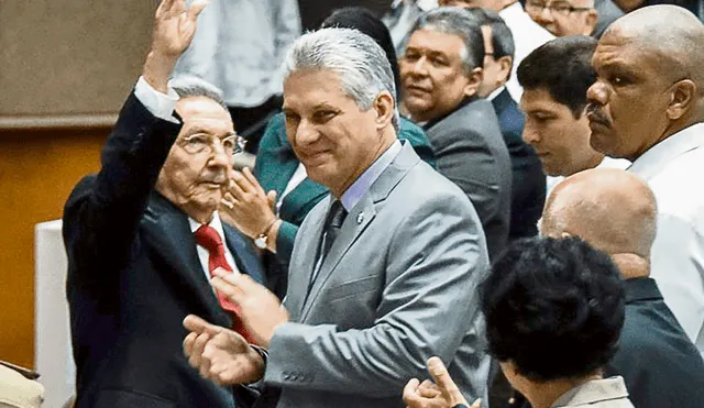 Rodeados. Presidente Miguel Díaz-Canel con Raúl Castro. Foto: EFE