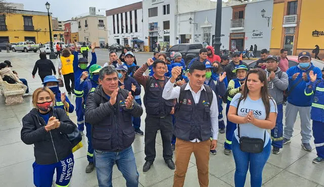 Plantón de obreros del Segat se acató en plaza de Armas. Foto: H. Rodríguez/La República