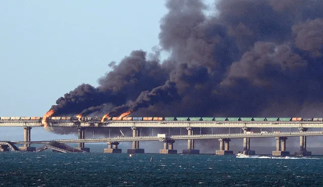 Un incendio gigante se desató, en las primeras horas del sábado, en el puente que conecta la península de Crimea y Rusia. Foto: AFP