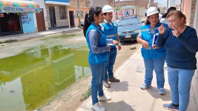 Especialistas de la Sunass atienden denuncias de desborde de desagües en calle Lima de Pimentel. Foto: Sunass.