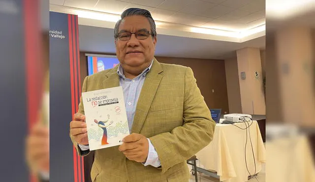 Jesús Raymundo presentó su libro "La redacción no se improvisa". Foto: Rosa Quincho/URPI-LR