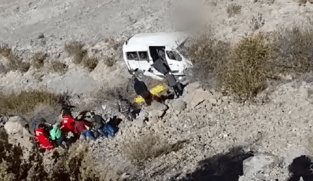 Una minivan se despistó y cayó a un barranco. Foto: captura de Radio Armonía Aymara