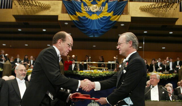 Ciencia. Arriba, cuando ganó el Nobel de Química en 2001. Abajo, foto reciente. Foto: agencias.