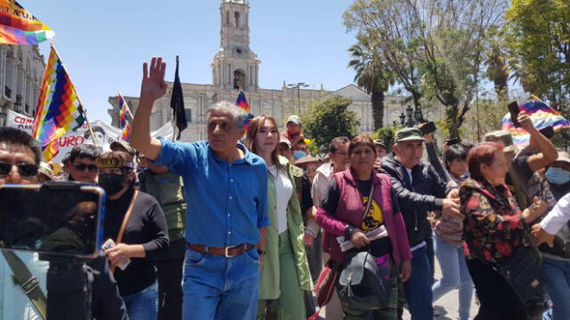 En arequipa. Antauro Humala junto a su esposa recorre la plaza principal de Arequipa. Foto: La República