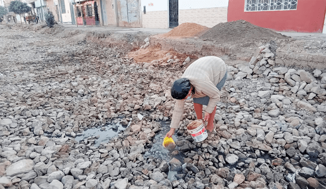 Obra se encuentra retrasada y con aniegos en la cuadra 8 de la prolongación Jorge Chávez. Foto: Carlos Romero /La República