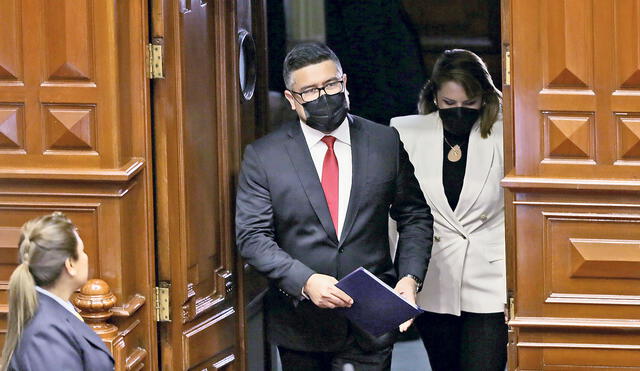 Versión. Exministro Geiner Alvarado marca distancia. Señala que irregularidades en contratos son responsabilidad de municipios que hicieron las licitaciones. Foto: Gerardo Marín/ La República Versión. Exministro Geiner Alvarado marca distancia. Señala que irregularidades en contratos son responsabilidad de municipios que hicieron las licitaciones. Foto: Gerardo Marín/ La República
