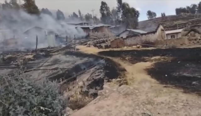 El fuego rápidamente se expandió y causó el daño a las viviendas. Foto: La República