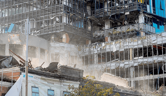 Zona de guerra. Un edificio de oficinas en Kiev fue impactado por los misiles lanzados por Rusia. La capital de Ucrania no sufría bombardeos desde junio. Foto: EFE