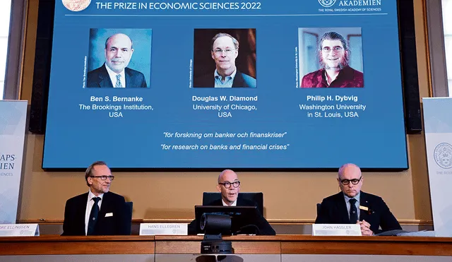 Investigadores. (En pantalla) Bernanke, Diamond y Dybvig son los galardonados con el Premio Nobel de Economía 2022. Foto: difusión