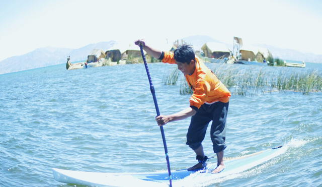 Están listos. Remo parado es practicado en el Lago Titicaca. Cuatro puneños se preparar para ser parte de una presentación en Lima. Foto: La República