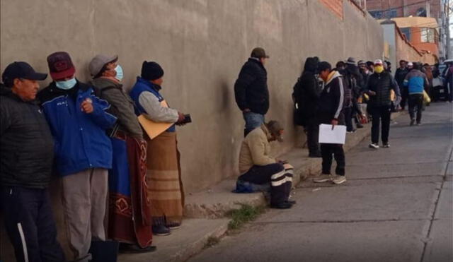 Trámite. Conductores forman largas colas en Puno. Foto: La República