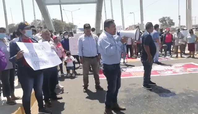 Ciudadanos bloquearon el puente que conecta los distritos de Piura y Castilla por unos minutos. Foto: captura/El Tiempo