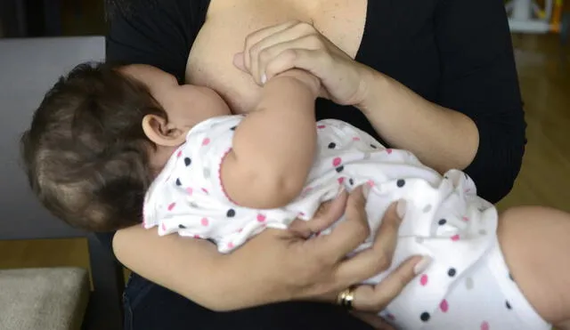 Científicos italianos detectaron microplásticos en leche materna por primera vez. Foto: AFP