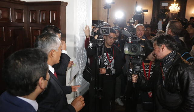 Reporteros y fotógrafos peruanos se quedaron afuera de la sala donde Pedro Castillo y sus ministros daban conferencia de prensa. Foto: Carlos Félix/La República