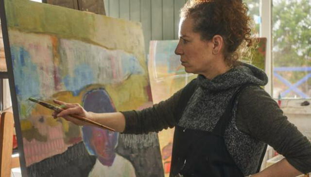 La artista Franca Tagliabue en plena faena pictórica. Foto: Difusión.