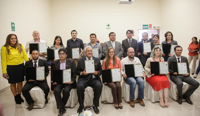 Extranjeros recibieron títulos como peruanos. Foto: Rodrigo Talavera/ La República