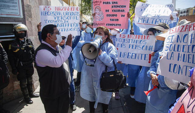 Gerente regional de Salud, Christian Nova, salió a atender a los manifestantes. Foto: Rodrigo Talavera/La República
