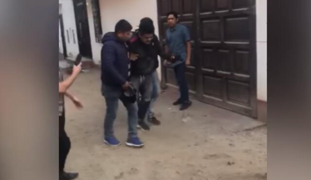 El personal policial tuvo que hacer uso de la fuerza para poder reducir a los sujetos. Foto: captura de video de Ventana Informativa