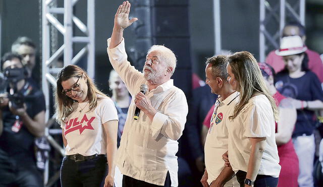 Aleluya. El candidato izquierdista Lula da Silva lanza una oración religiosa durante un mitin en las favelas de Río de Janeiro. Foto: EFE