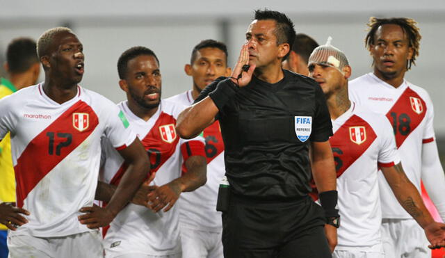 Julio Bascuñán fue muy criticado por los hinchas durante su arbitraje en el partido de Perú vs. Brasil. Foto: FPF