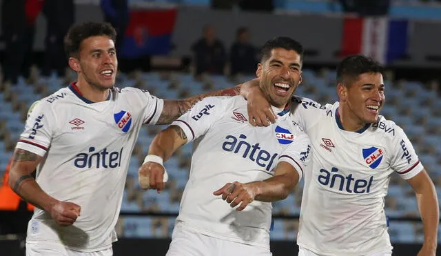 Luis Suárez celebrando el gol del triunfo junto a sus compañeros. Foto: Nacional/Twitter