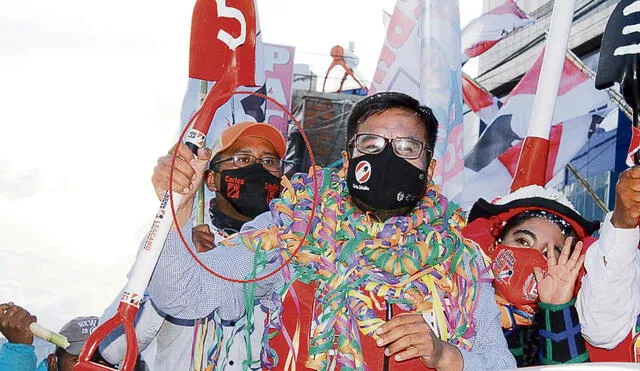 Pruebas. Hugo Vidal Istaña Incahuanaco (ahora extrabajador de Migraciones), junto a Carlos Zeballos, en plena campaña electoral. Foto: La República