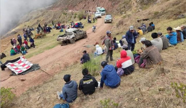 Pobladores de la zona fueron los primeros en llegar al lugar para tratar de auxiliar a los heridos. Foto Prensa Libre