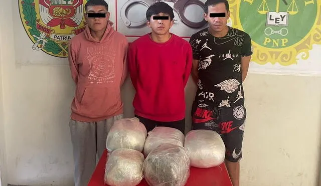 Los policías encontraron 5 paquetes forrados con plástico con marihuana. Foto: PNP