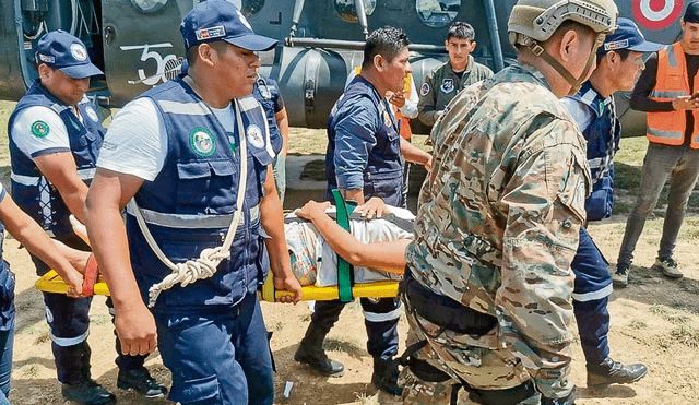 Traslado. Personal de la Fuerza Aérea del Perú rescató a los pasajeros y tripulantes tras pernoctar en el lugar de la tragedia. Foto: difusión